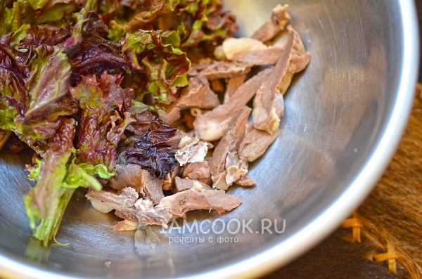 Сердце с салатными листьями