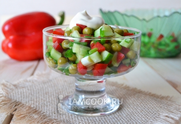 Фото салата со свежим огурцом, зеленым горошком и болгарским перцем