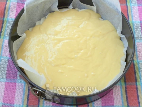 Залить яблоки тестом