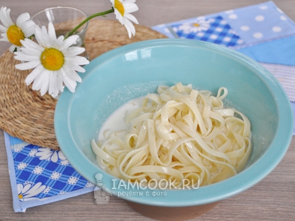 Положить сваренную лапшу