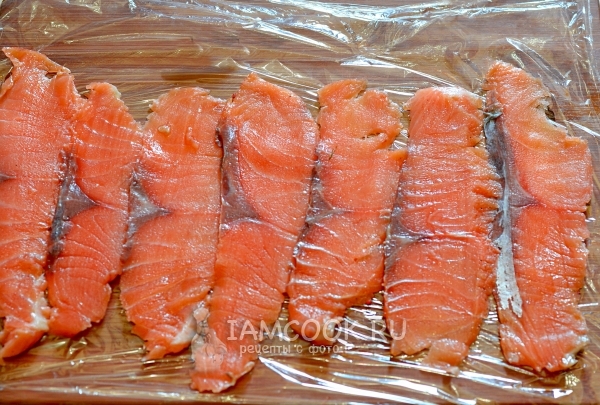 Выложить на пленку семгу