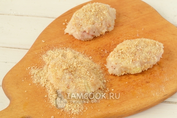 Сформировать котлеты и обвалять в сухарях