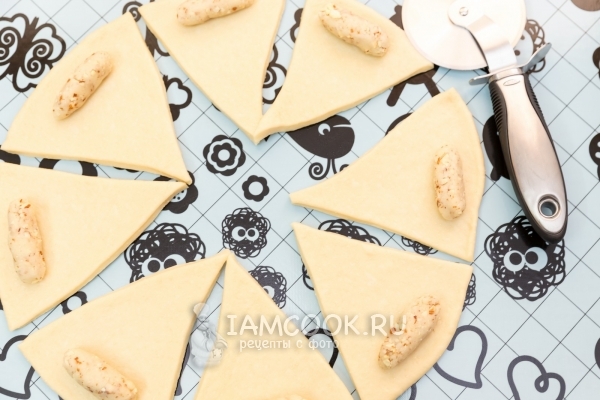 Тесто раскатать и положить начинку