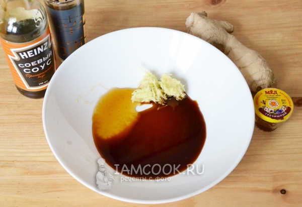 Смешать соевый соус, мед, имбирь, уксус и вино