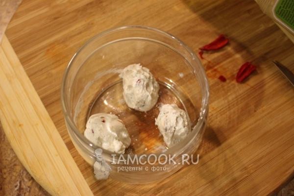 Сформировать сырные шарики