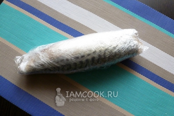 Завернуть рыбу в пищевую пленку