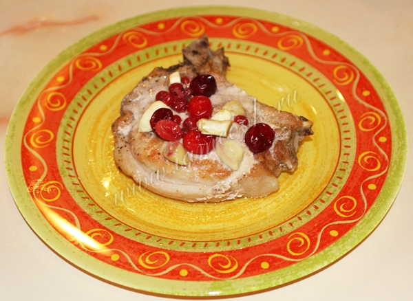 Фотография запеченной свинины на кости