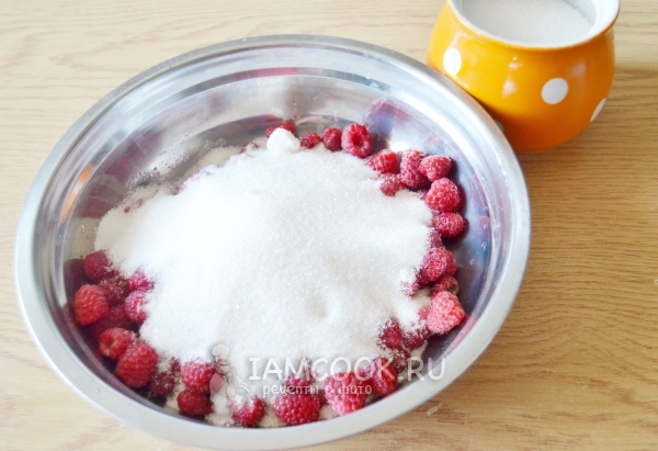 Засыпать ягоды сахаром