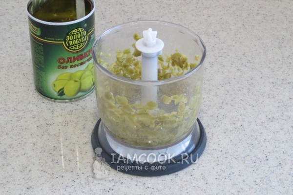 Измельчить оливки