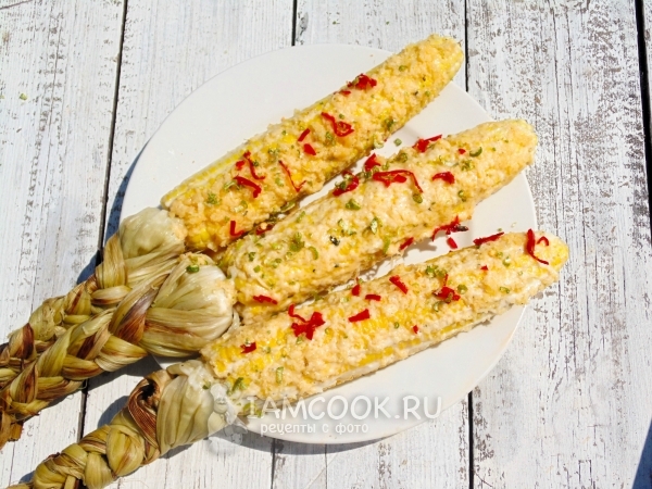 Готовая печёная на углях кукуруза с сыром