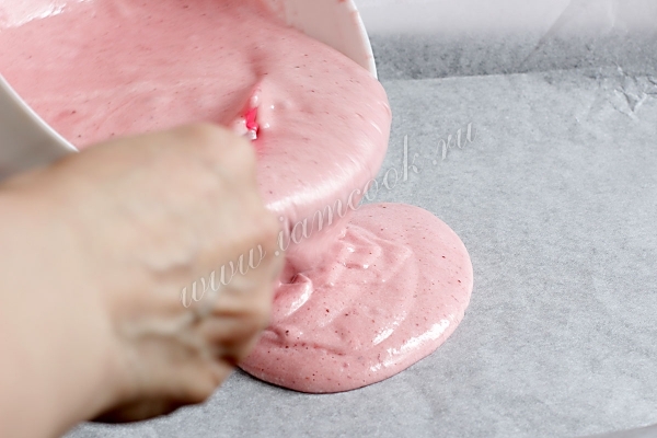 Выложить тесто на пергамент