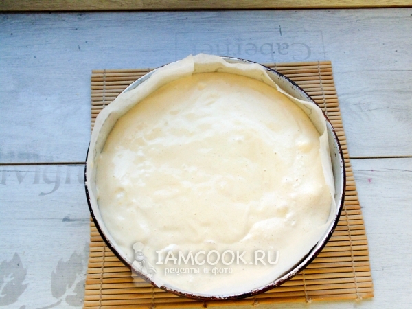 Перелить тесто в форму