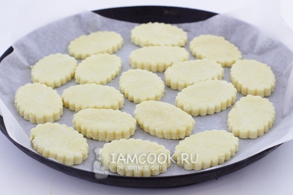 Вырезать из теста фигурки