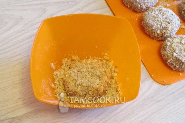 Обвалять котлеты в панировке