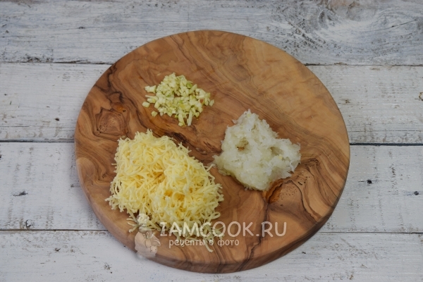 Измельчить лук и чеснок, натереть сыр