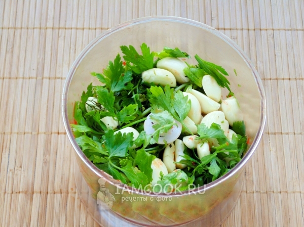 Положить в блендер чеснок, орехи и кинзу