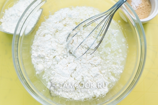 Всыпать в сыворотку муку