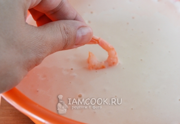 Окунуть креветку в кляр