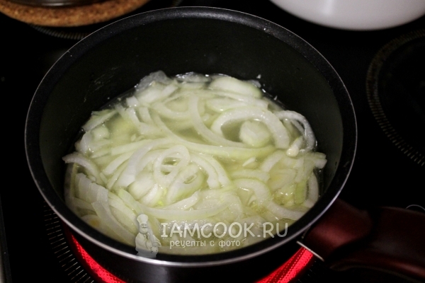 Положить лук в бульон