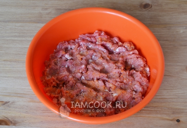 Перекрутить на мясорубке мясо и морковь