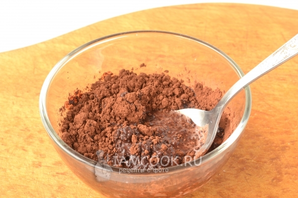Соединить какао и молоко