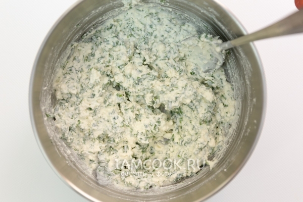 Смешать творог, зелень, сметану и чеснок