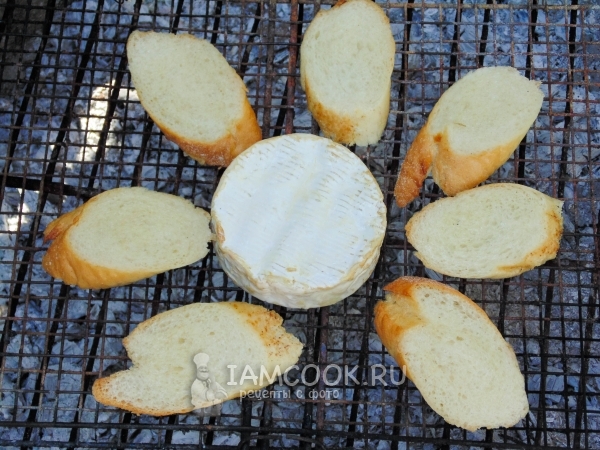 Уложить сыр и багет на решетку