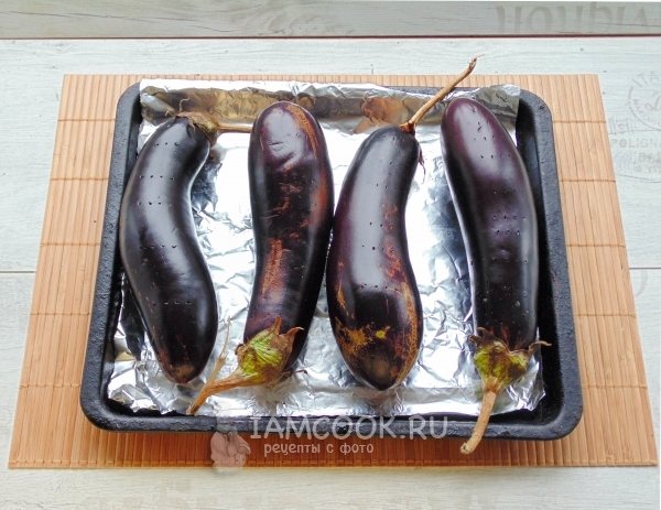 Положить баклажаны в форму на фольгу