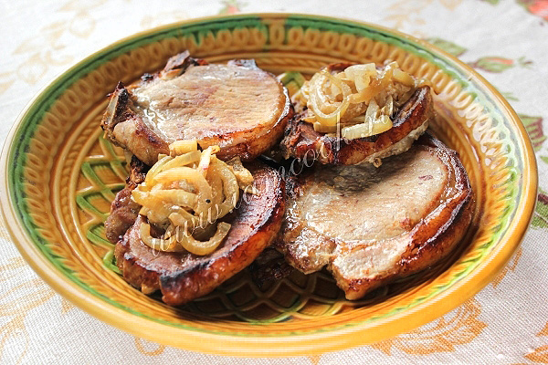 Свиной антрекот запеченный с луком