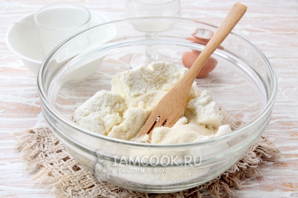 Соединить творог, манку и сахар