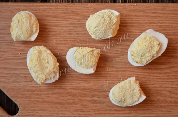 Нафаршировать яичные белки