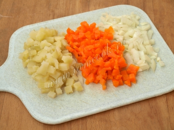 Отварной картофель, морковь и репчатый лук