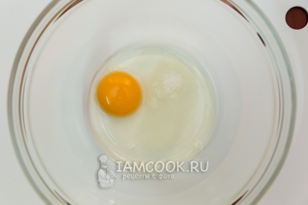 Соединить яйцо, соль и сахар
