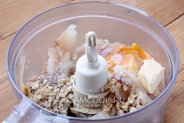 Положить в блендер ингредиенты для фарша