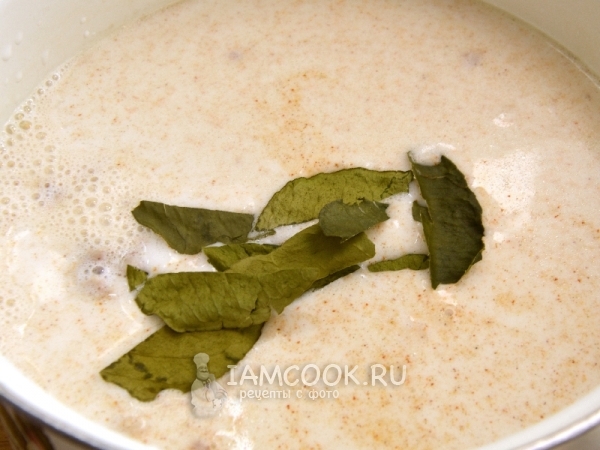 Добавить курицу, грибы и листья каффир-лайма