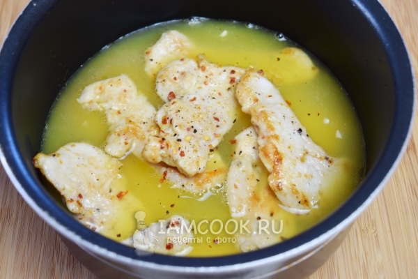 Влить сок к мясу