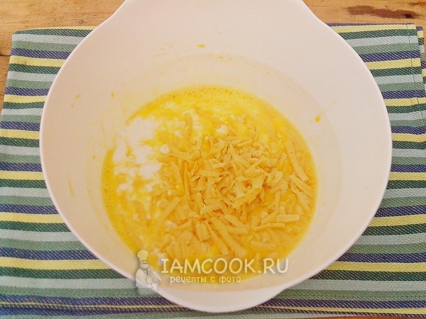 Смешать сливки, яйца и сыр