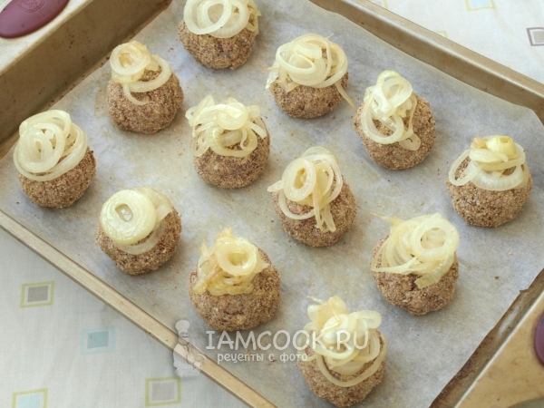 Положить лук на мясные шарики