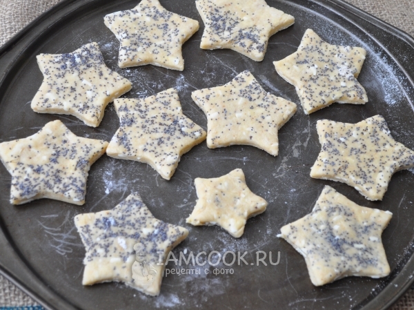 Посыпать звездочки из теста маком