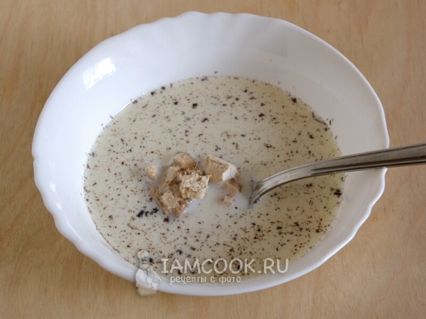 Смешать молоко, дрожжи и сахар