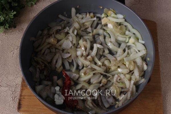 Обжарить лук