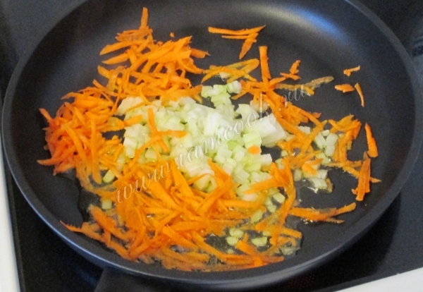 Обжарка из моркови и лука