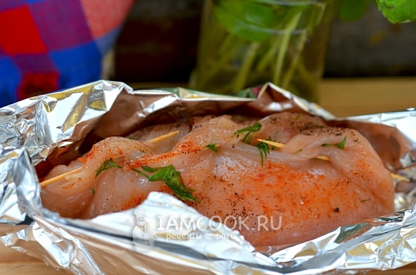 Положить куриную грудку в фольгу