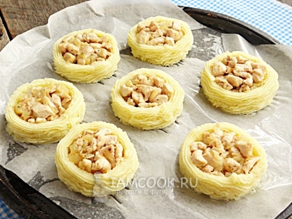 Положить на картофель мясо с луком