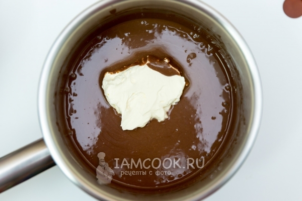 Положить сливки в шоколадную смесь