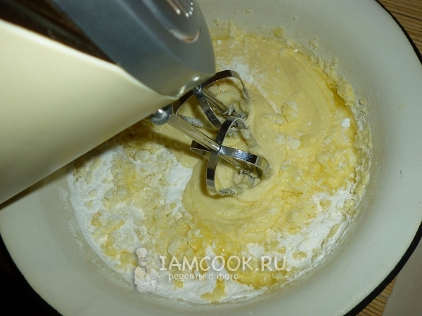 Взбить масло с сахарной пудрой