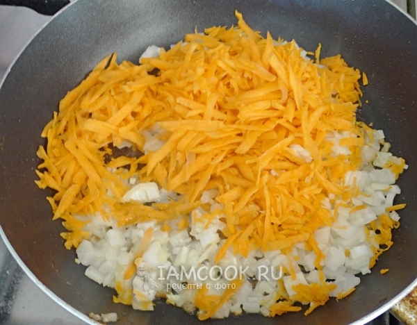 Обжарить лук с морковью