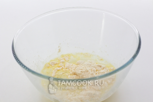 Добавить воду и сметану