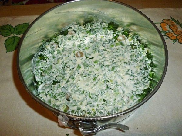 Смазать зелень майонезом