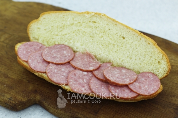 Булочка с колбасой